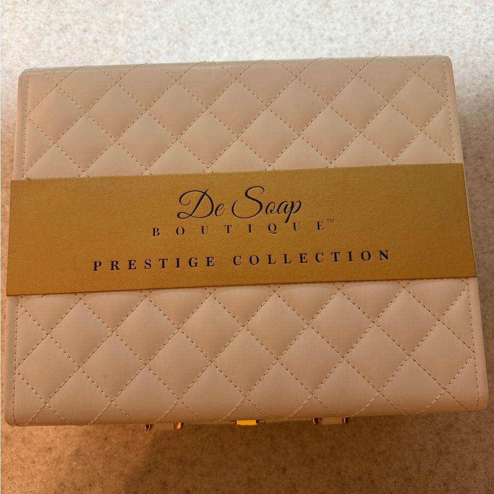 De Soap Boutique Quilted Box skincare set